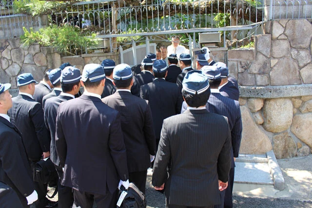 2016年3月に警察庁が神戸山口組との「対立抗争状態」にあると認定した直後に家宅捜索を受ける6代目山口組総本部