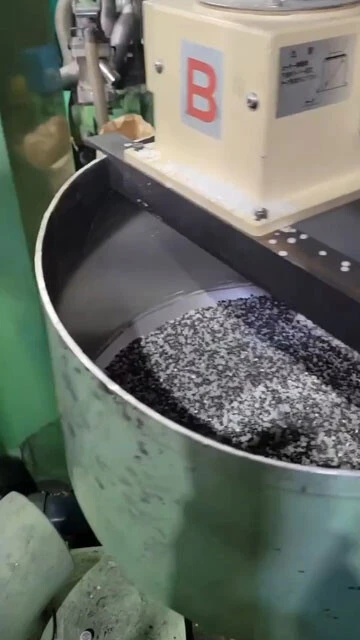 指定ごみ袋の原料となるポリエチレン樹脂。中東情勢の緊迫化以降、調達が不安定化し、メーカー各社が確保に追われている（写真提供／大阪和田化学工業）
