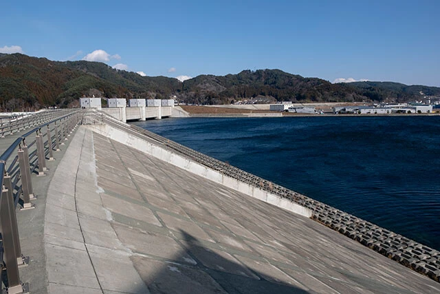 大槌町に設置された高さ14.5mの防潮堤。町から海を望むことは難しくなり、それを残念がる声もあるそう