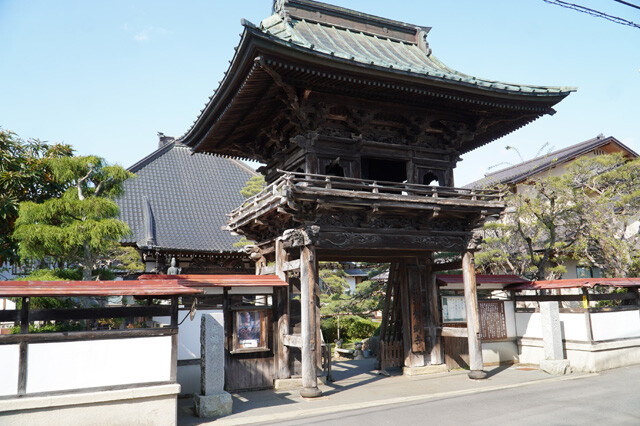 光明寺の立派な楼門。町指定重要文化財にもなっているが、修繕には億単位の費用がかかるとされ、安易には踏み切れないという