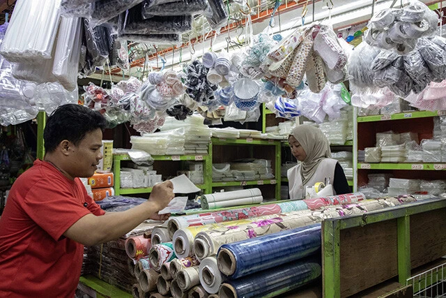 石炭やLNGを産出するインドネシアでも、石油製品は輸入に依存している。原油高はプラスチック価格にも波及し、小規模事業者にも影響を与えている