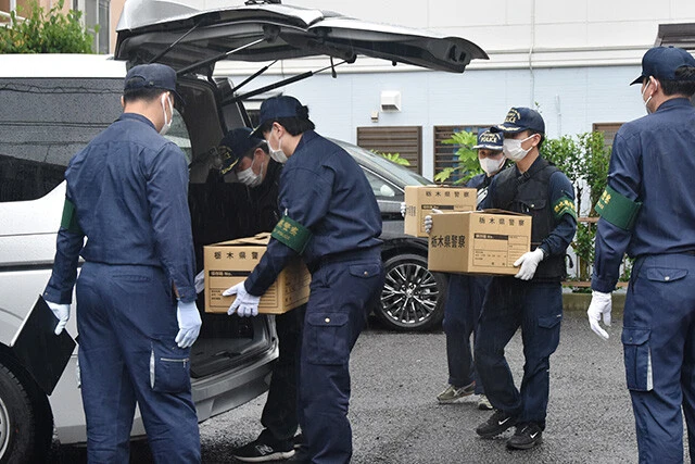 栃木県の民家で女性が殺害された事件に関して、指示役とみられる容疑者の自宅アパートを捜索する捜査員ら。高校生らが実行役として参加していたことが世間に衝撃を与えた