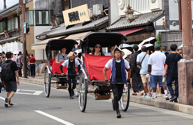 嵐山では大勢の人の中を人力車が駆け抜けていた。8割が海外の観光客だという