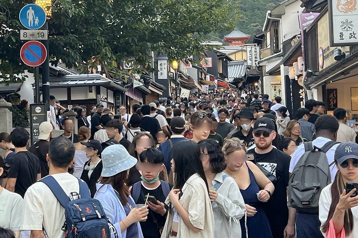 さまざまな国の観光客でごった返す清水寺への参道