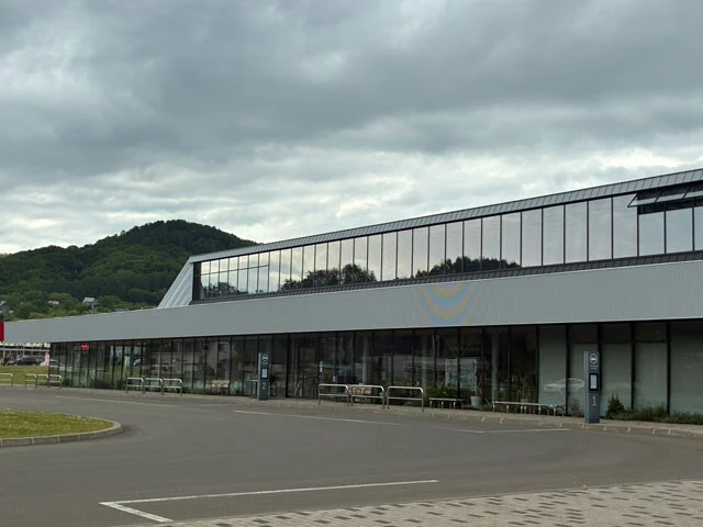 20年3月に開館した夕張市の拠点複合施設「りすた」。市が進めるコンパクトシティ構想の中核を担っている