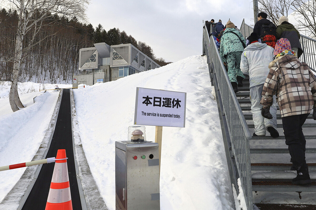 男児の死亡事故が発生したスキー場のエスカレーター。過去に複数回の事故が起きていたにもかかわらず、監視員が常駐していなかったことが問題視されている