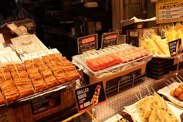 京都・錦市場で高級串を販売する女性店主は「辛抱」と言い続けていた