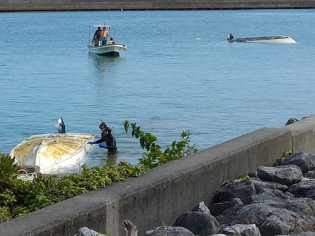 転覆事故後、岸壁近くまで曳航された2隻の抗議船（手前と右奥）。船の大きさ自体はそれほど大きくないことがわかる