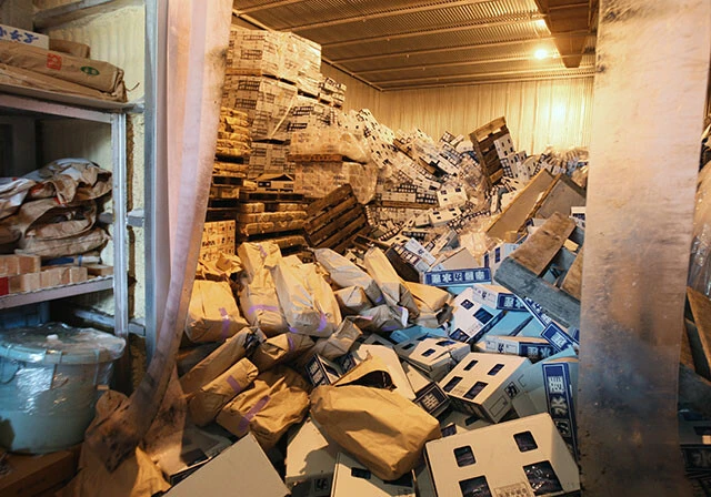 被災後の水産加工会社の冷凍庫。三陸沿岸部では一般家庭も大型の冷凍庫を持っている