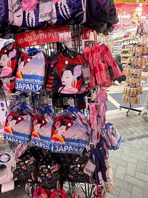 道頓堀の「アカカベ薬局」では欧米人の観光客向けに店頭でジャパンデザインの小物を陳列