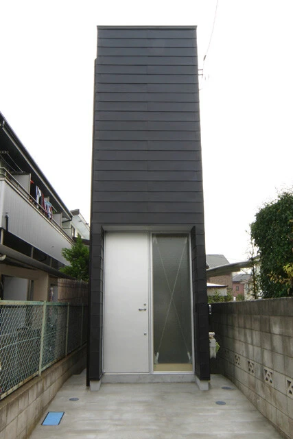 久保氏設計による東京都世田谷区の狭小住宅。間口1.8m、奥行き14m。元資材置き場を、直線移動のみ可能なトンネル風の家に再生。現在は40代男性がひとりで暮らす（写真提供／設計工房）
