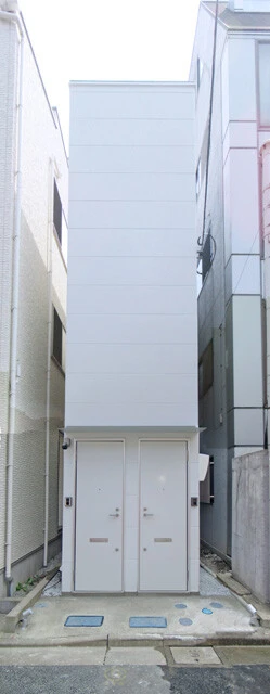 小林氏が設計した東京都荒川区の狭小住宅。敷地の間口は2.7m、建築面積は5坪。狭小住宅を得意とする同氏にとっても過去最小という狭小物件だ。1階は賃貸、2階は施主夫婦の住まい。写真提供／アナザーアパートメント（株）