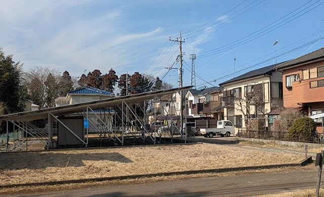 《千葉県八街市》こちらも八街市の住宅街。限界ニュータウン名物の太陽光パネル。ある意味、空き地の有効活用となっており、近隣住民は空き地で家庭菜園などを楽しむケースもあり