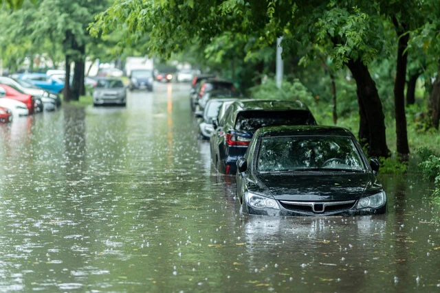 冠水した道路で水に浸かっている自動車のイメージ画像