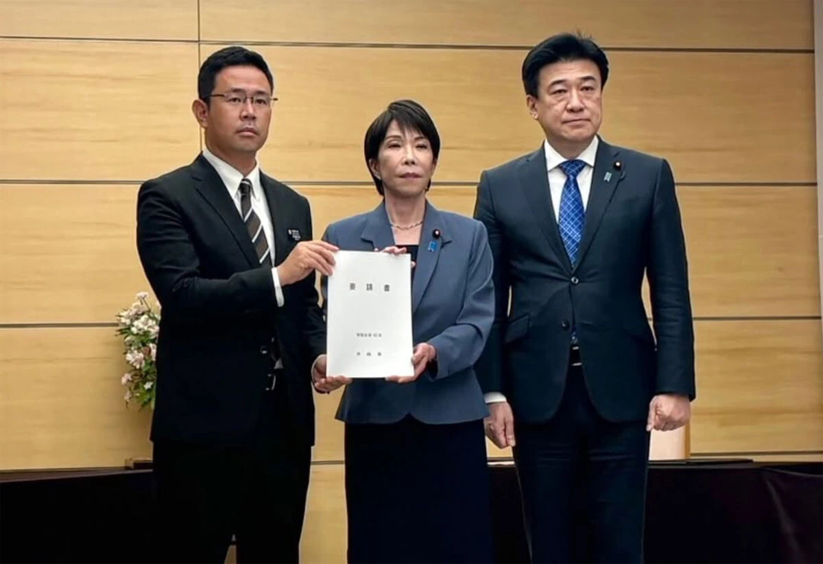 高市総理、木原官房長官に再発防止の要望書を手渡す古謝玄太沖縄県知事