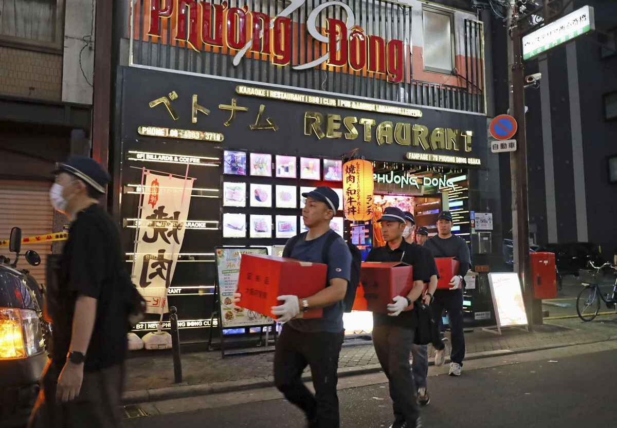先月上旬、大阪府警はベトナム国籍の男8人を覚醒剤所持の疑いで逮捕。同月4日、大阪市中央区で捜査員らが容疑者らの拠点とみられるベトナム人向け店舗の入るビルの中のカラオケ店を家宅捜索した