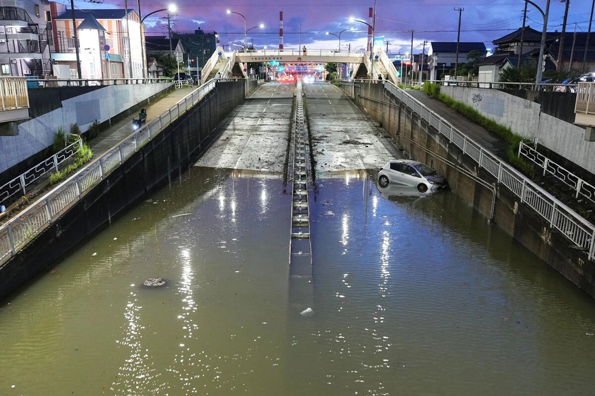 冠水した千葉市中央区のアンダーパス。たとえ車の内部でも屋内に比べて危険性は高い