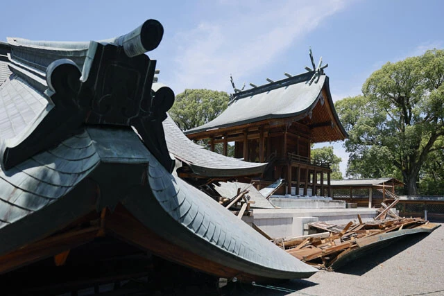 倒壊した熊本県八代市の八代宮。付近の日奈久断層帯は地震のリスクが高いとされていた