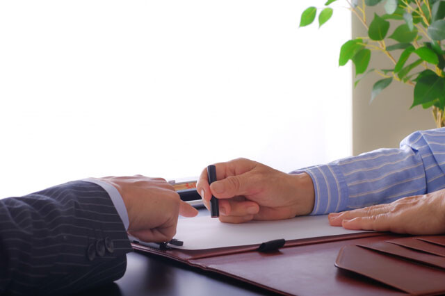 あの手この手でハンコを付かせるブツ上げ屋から資産を守るには、常に冷静沈着でいることが大切だ