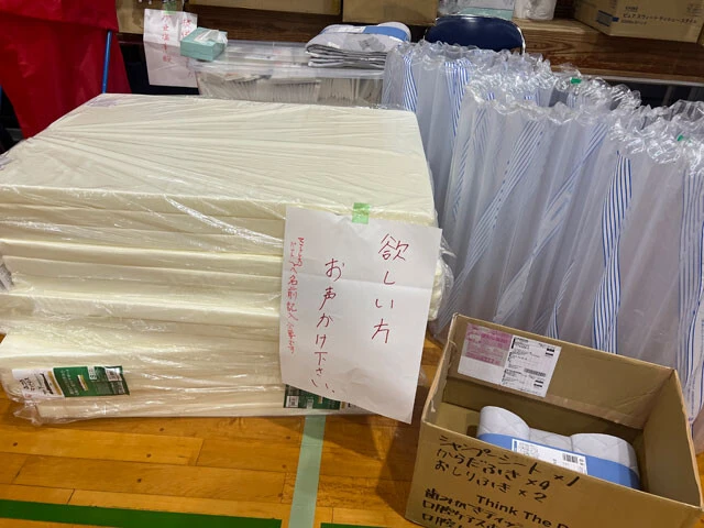 鏡小学校では段ボールベッドに敷くマットレスなども支給されていた。2種類あって、どちらか選べる