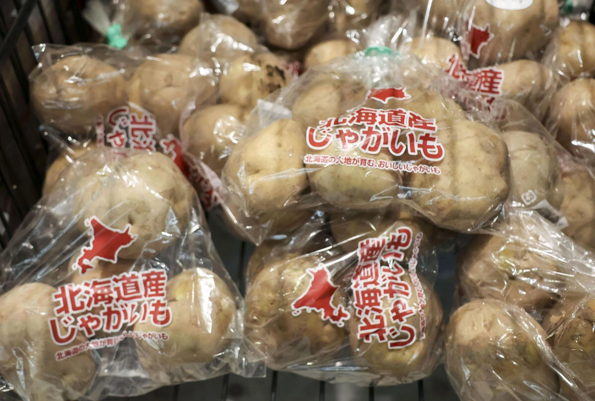スーパーの売り場に並べられたジャガイモ