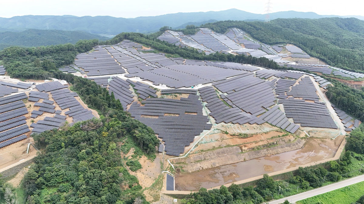 山林を削って建設されるメガソーラーは、災害リスク以外にも景観上の問題が指摘されている