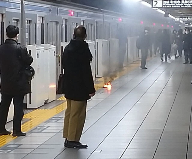 東京メトロ有楽町線麹町駅のホームで燃えるモバイルバッテリー。電車内は混みやすいため、衝撃がバッグの中の製品に伝わって発火事故が起きることが多いという