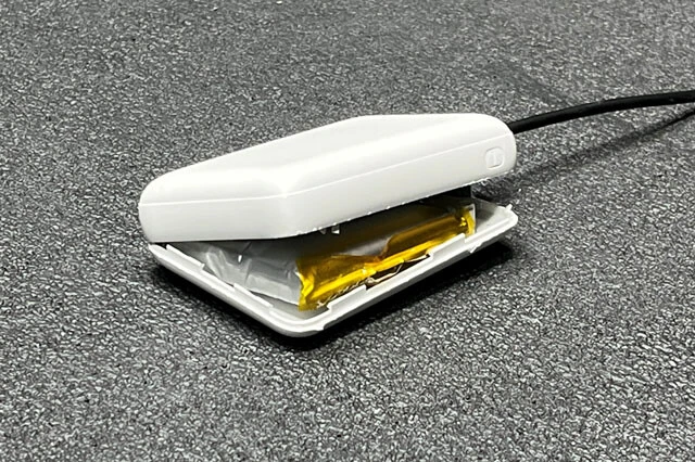 膨張したモバイルバッテリー。リチウムイオン電池は長期使用や過充電、内部の損傷などで膨張する性質を持つ