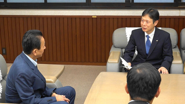 鈴木知事（左）と面会する丹羽社長（右）。7月18日に自然環境保全協定を県とJR東海で締結次第、着工が本格的に進む予定だ