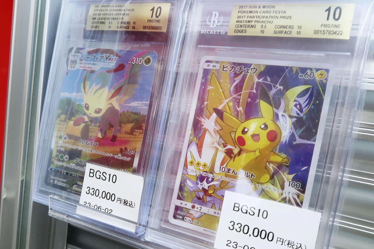東京・秋葉原の専門店に並べられる高額なポケモンカード