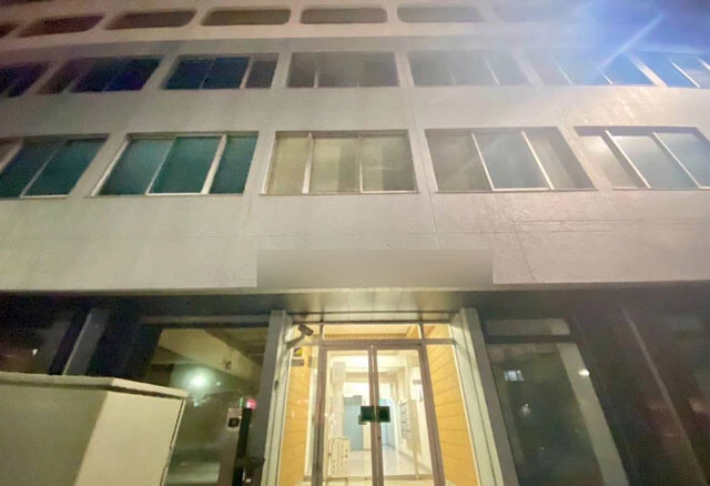 事件が起きたタイマッサージ店があったマンション。歓楽街からは少し離れた位置にある。部屋を借りているのは個人と会社が半々程度の様子