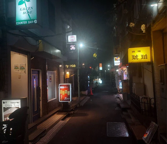 湯島は東京大学や東京藝術大学も近く、かつてはさまざまな文化人やアーティストに愛された。三島由紀夫が通った老舗のバーもある