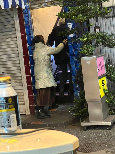 深夜0時を過ぎ、閉店しているはずのスナックに泥酔した男性を連れ込む中国人女性たち。介抱を装い、2、3人で店に押し込むようだ