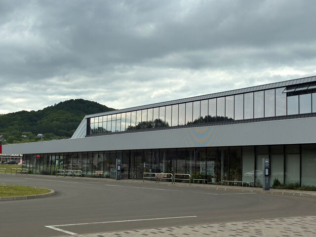 20年3月に開館した夕張市の拠点複合施設「りすた」。市が進めるコンパクトシティ構想の中核を担っている
