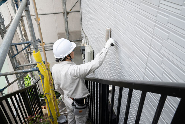 住宅建築の「仕上げ」ともいうべき、塗装の従事者はシンナー不足に苦しんでいる。写真は一戸建て住宅の外壁を塗る塗装職人