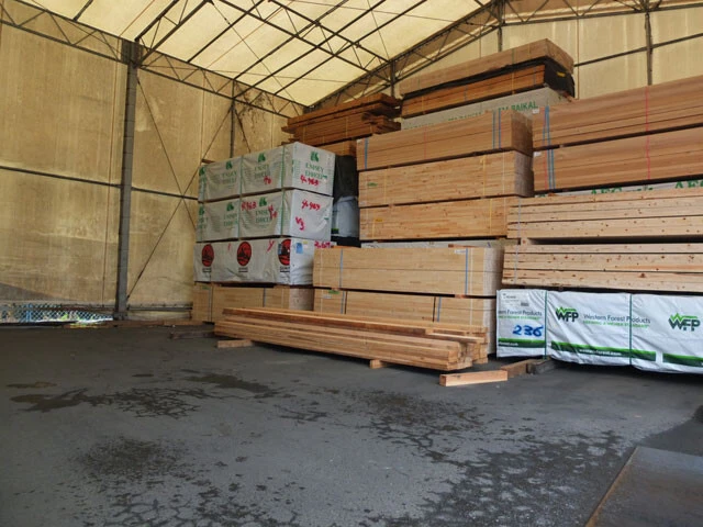 2021～22年頃に起きた木材不足（ウッドショック）は、建設業界に大きなダメージを与えたが、今回の石油危機は「それを上回る可能性があります」と白都社長は言う（写真は在庫が減った、ある木材商社の倉庫）