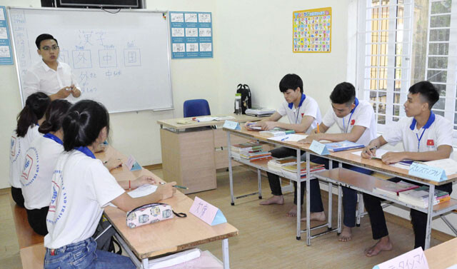 技能実習生として来日するために、ベトナムの研修施設で日本語を学ぶ若者たち。来日時点で多額の借金をしてしまっており、実習期間の終了後もベトナムに帰国できない実習生が多くいることが問題視されている