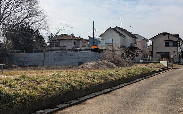《千葉県八街市》空き地が建材置き場として活用されている、千葉県八街市の住宅街