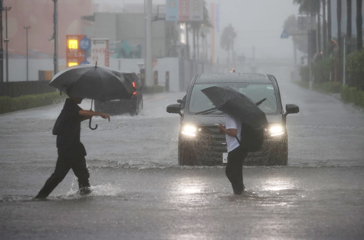 記録的豪雨の被害に連続で見舞われている千葉県。冠水した道路を歩く人たち