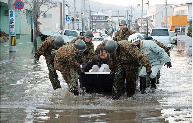 命がけの救援活動を遂行し続けた自衛隊員ら。憧れを抱く子供も多かった