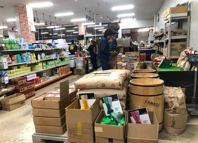 外国人就労者の買い物客が多い茨城県鉾田市のスーパー。棚に並ぶ商品も輸入品が多く、店内は異国情緒が漂う