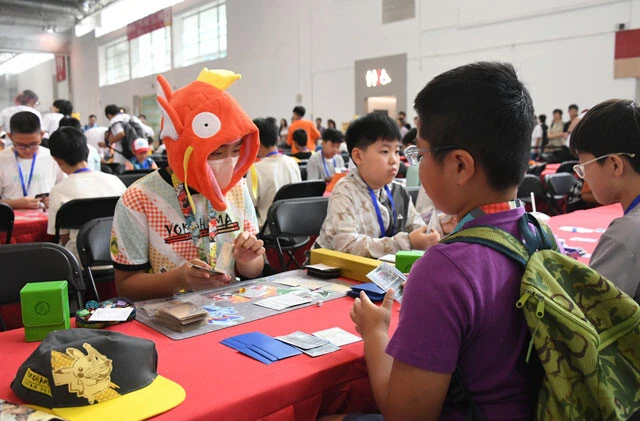 中国・北京で開催された子供向けのポケモンカードゲーム大会の様子。約7000人が参加する活況ぶりだ