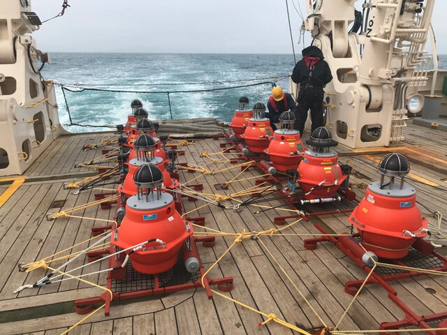 北海道沖の海底に設置された観測装置。この装置で5年間、千島海溝の海底の変形を調査した