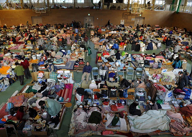 避難所はすし詰め状態。停電が続き苦しい毎日が続いていた