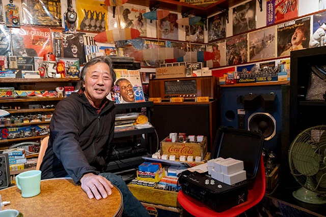 気仙沼市でオーディオショップを営む鈴木さん。生まれも育ちも気仙沼だ