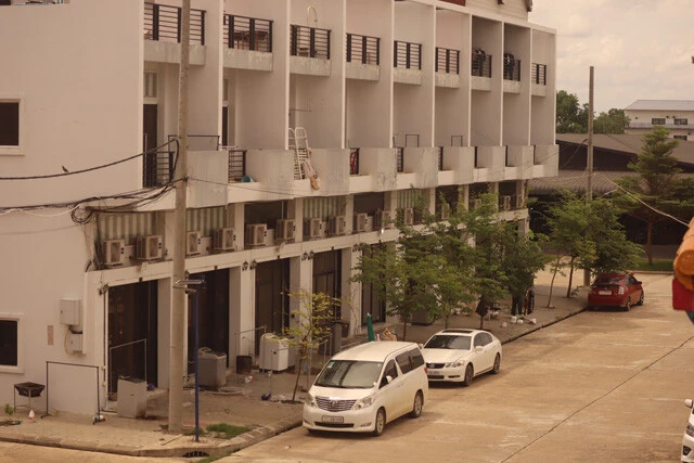 昨年、日本人の男女29人が逮捕されたカンボジアの詐欺拠点。ここからもスマホやパソコン、ニセ警察官をかたるためのアイテムが大量に押収された