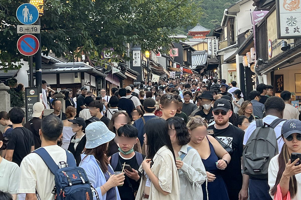 さまざまな国の観光客でごった返す清水寺への参道