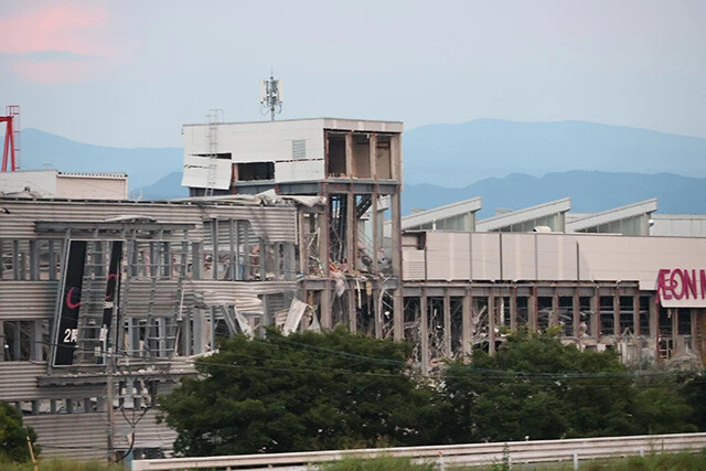 爆発事故の痛々しい痕跡が今も残るイオンモール熊本