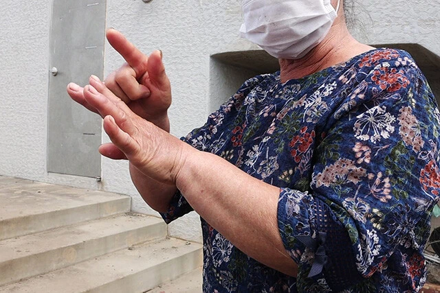 遺体発見現場の近くに住み、島での暮らしも長い70代の女性。自殺説に対しては懐疑的だ