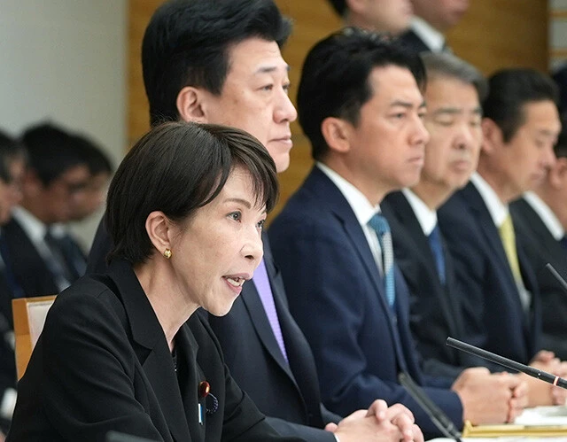 4月10日、中東情勢に関して協議する関係閣僚会議で発言する高市早苗首相（手前）